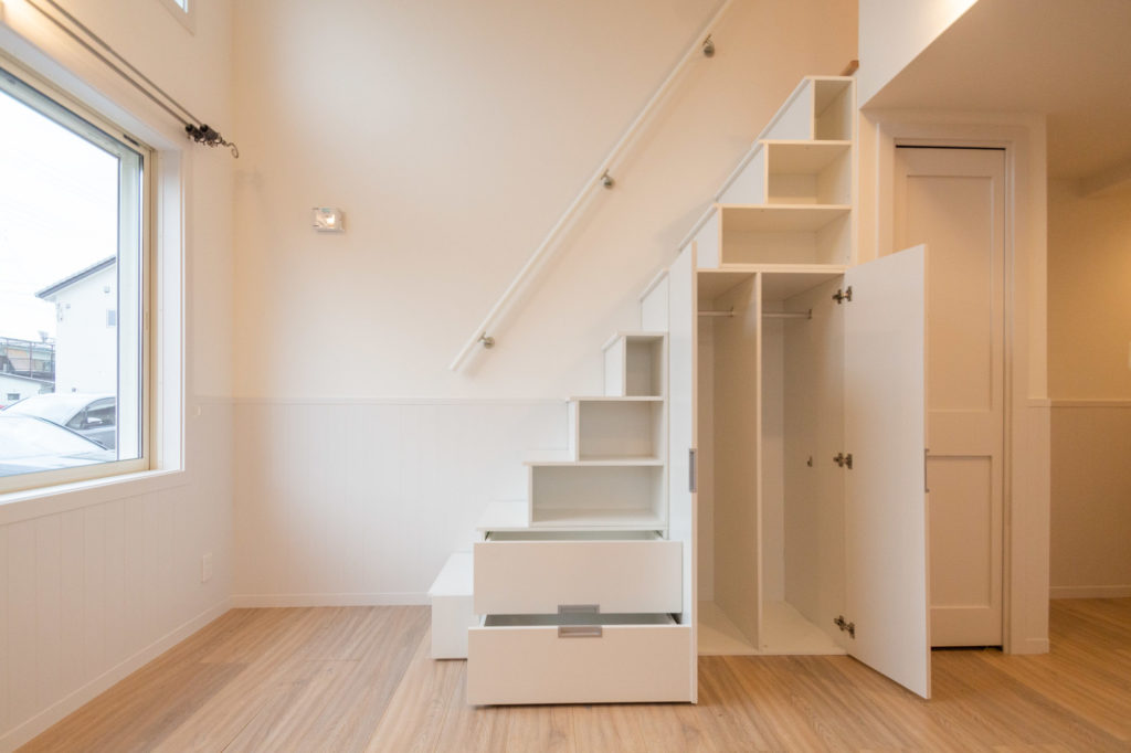 階段下収納は便利！お部屋の空間もスッキリ保てますよ。