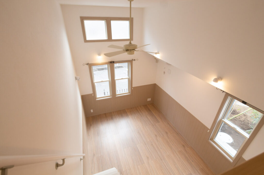 天井のシーリングファンがエアコン効率を高め、室内の温度差を解消します。