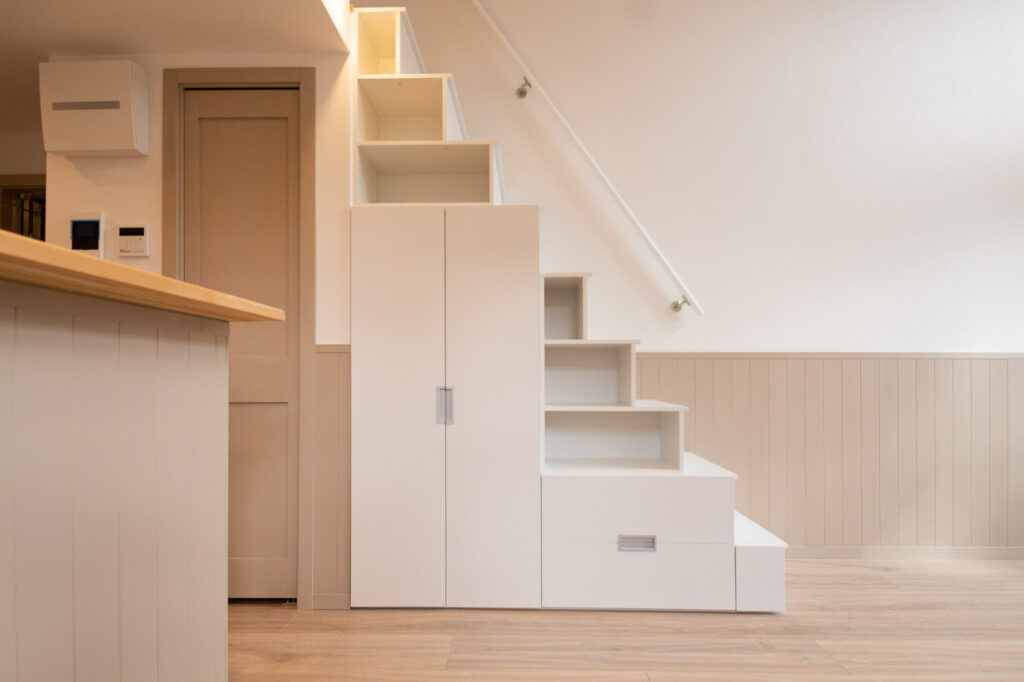 階段下収納は便利！お部屋の空間もスッキリ保てますよ。